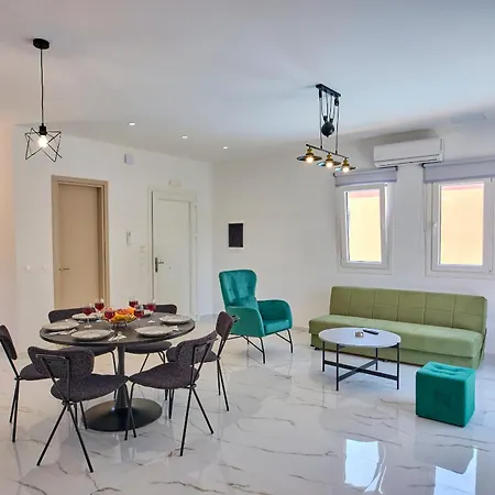 Drastis Escape Villas, By Estia Willa *